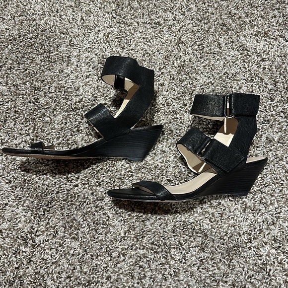 Michael Kors 5.5 wedge heel- black - Picture 3 of 5
